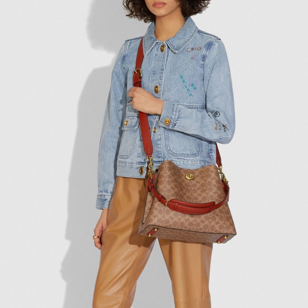 Coach Willow Shoulder Bag In Signature Canvas Skulderveske Dame Brune Rød | HSJ795601